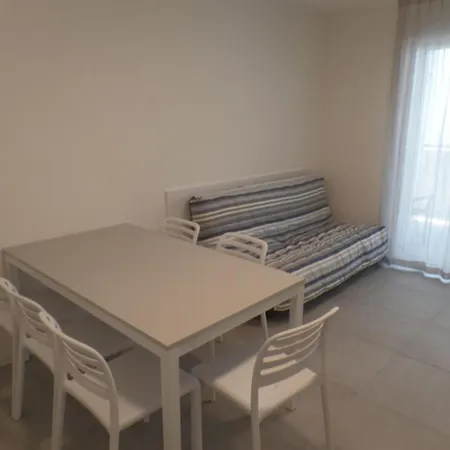 Two-bedroom Flat In A With Shared Pool Apartment *
