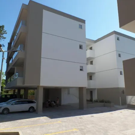 Two-bedroom Flat In A With Shared Pool Apartment Bibione