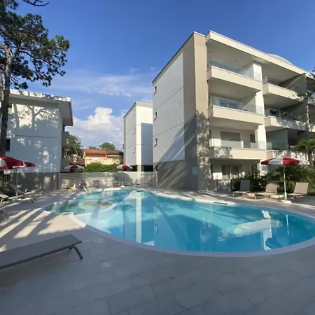 Apartamento Two-bedroom Flat In A With Shared Pool *